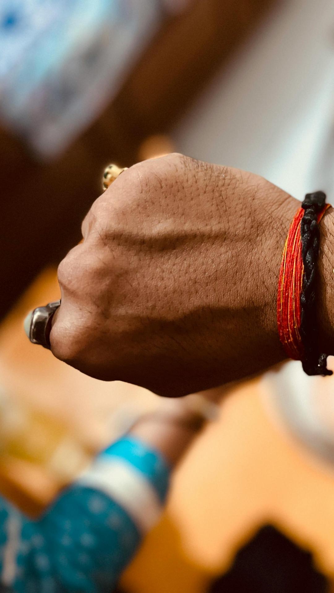 हिंदू धर्म में हाथ की कलाई पर जो लाल रंग का धागा बांधा जाता है उसे मौली या रक्षासूत्र कहा जाता है