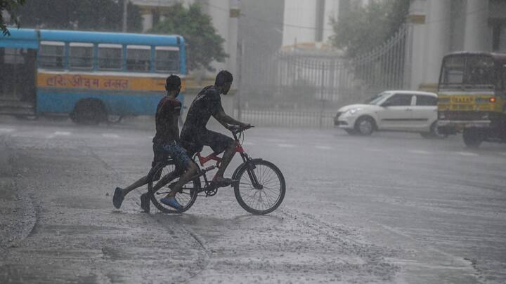 IMD Weather Forecast: उत्तर भारत समेत देश के कई राज्यों में भारी बारिश को लेकर अलर्ट जारी किया गया है. मौसम विभाग की मानें तो मानसून वापस जाने की ओर है, लेकिन बारिश का दौर जारी रह सकता है.