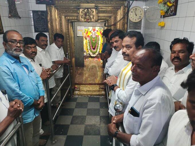 రాష్ట్రవ్యాప్తంగా ప్రతి నియోజకవర్గంలో వైఎస్‌ఆర్‌సీపీ నేతలు ప్రత్యేక పూజలు చేయాలని జగన్‌ నాలుగు రోజుల క్రితం పిలుపునిచ్చారు.