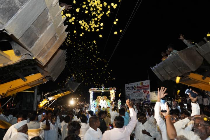 काय झाडी काय डोंगर असं म्हणत चर्चेत आलेले सांगोल्याचे आमदार शहाजी पाटील पुन्हा एकदा या मिरवणूकीमुळे पुन्हा चर्चेत आले आहेत.