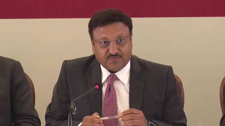 कामगार वर्गाने मतदानाला यावे, मतदानाला भरभरुन प्रतिसाद द्यावा, त्यासाठी मतदानाच्या दिवसी भरपगारी सुट्टी देण्यात येत असल्याचं मुख्य निवडणूक आयुक्त राजीव कुमार यांनी पत्रकार परिषदेत सांगितले.