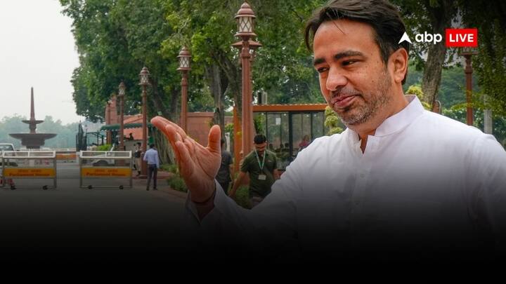 पत्रकार का कहना है कि मीरापुर सीट अब तक स्थानीय नेतृत्व ना होने के कारण विकास न होने की मार झेल रही है. 2017 से लेकर 2022 तक यहां से विधायक अवतार भड़ाना थे, लेकिन उनके पूरे कार्यकाल के दौरान उन्हें बहुत कम देखा गया यही नहीं उन्हें मीरापुर के लोग हेलीकॉप्टर वाला उम्मीदवार कहते हैं नजर आए.