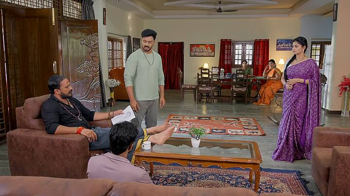 నేను కూడా మావయ్యగారికి సపోర్ట్ గా ఉంటానంటూ..అటాక్ చేసిన రౌడీల్లో ఒకడి బొమ్మ గీసి ఉంచుతుంది.. అది చూసిన క్రిష్ ఉత్సాహంగా మహదేవయ్య దగ్గరకు తీసుకెళతాడు.. నీపై అటాక్ చేసిన వారిలో ఒకడి ఫొటో ఇది అని చెబుతాడు