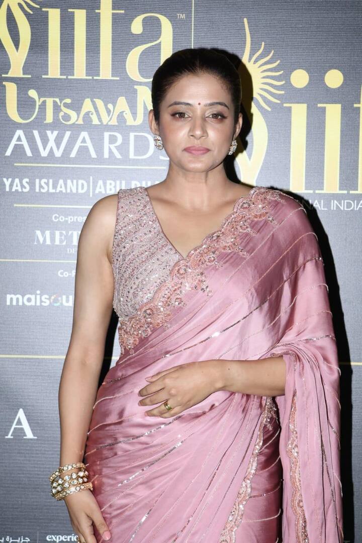 South and Bollywood actress Priyamani was seen in a pink saree during this time. She completed her look with matching jewelery and a bun in her hair.