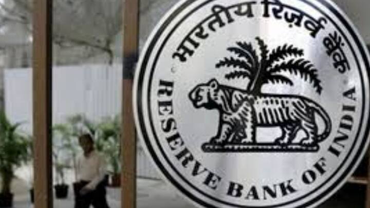 সেই সময় বাজারে মাত্র ৭ হাজার ১৪৪ কোটি টাকার নোটই ছিল, যার মধ্যে ১০০০০ এবং ৫০০০ টাকার নোট ছিল ২ শতাংশেরও কম। ফলে নেটবন্দির প্রভাব তেমন পড়েনি।