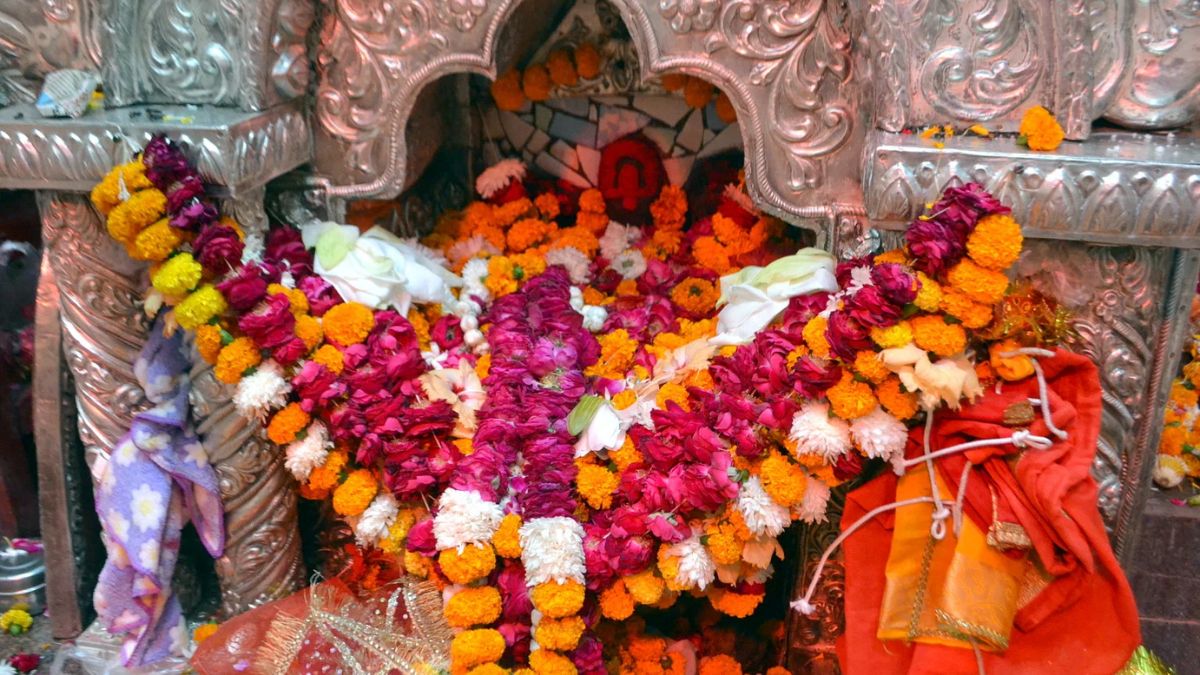 Navratri 2024 Travel: संकटांपासून मुक्ती देणारं देवीचं अनोखं 'संकट मंदिर! काय आहे देवीची महती? भाविकांची श्रद्धा काय?