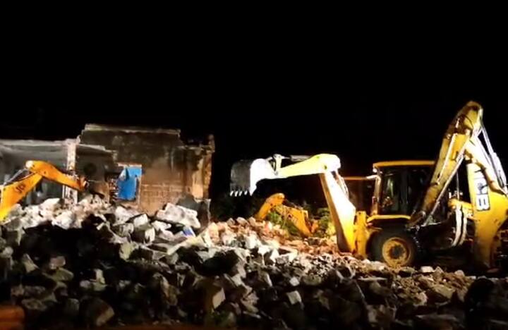 મામલાની ગંભીરતાને ધ્યાનમાં લઈને મોટી સંખ્યામાં પોલીસ દળો તૈનાત કરવામાં આવ્યા છે. સ્થળ પર 1400 પોલીસકર્મીઓ તૈનાત કરવામાં આવ્યા છે. ઘણા પોલીસ સ્ટેશનના દળો પણ સ્થળ પર હાજર છે. પોલીસની દેખરેખ હેઠળ ગેરકાયદે બાંધકામ તોડવાની કામગીરી કરવામાં આવી રહી છે. અધિકારીઓનું કહેવું છે કે આ કાર્યવાહી હજુ થોડો સમય ચાલુ રહેશે. હાલ સ્થિતિ કાબુમાં છે અને ડિમોલિશનની કામગીરી ચાલી રહી છે.