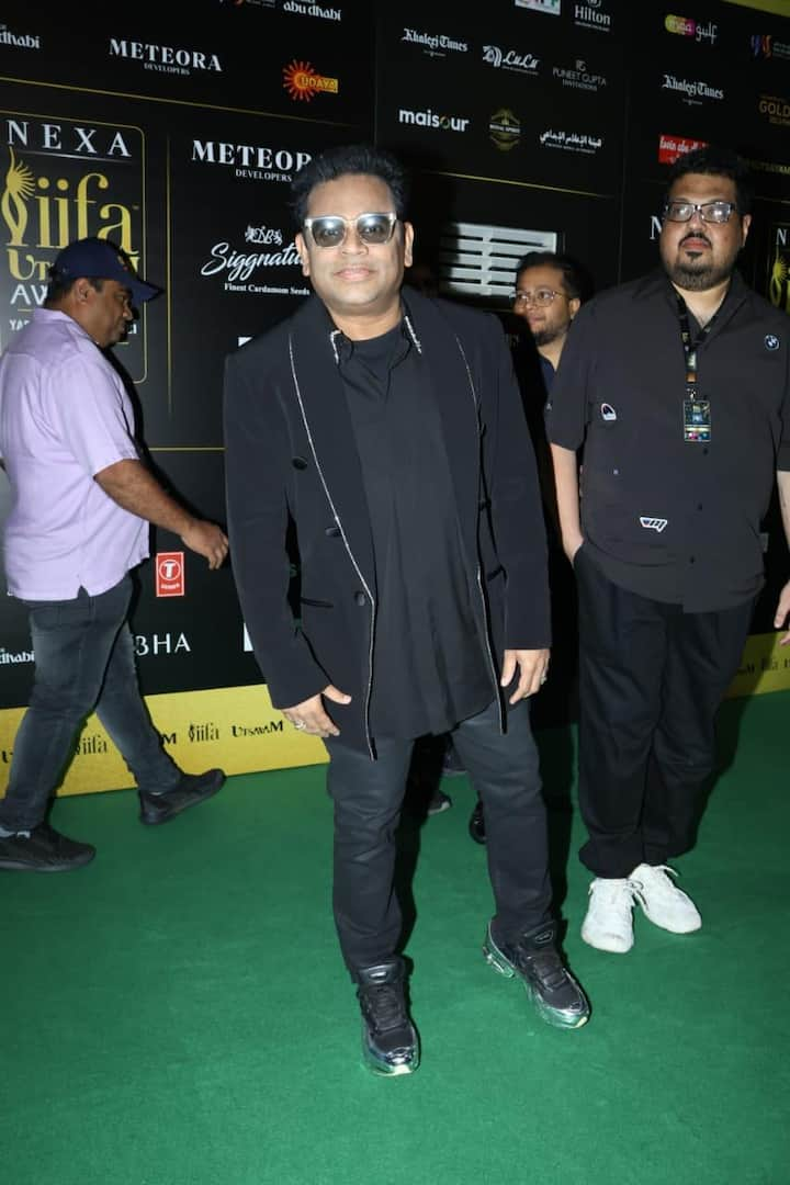 Famous singer AR Rahman also arrived at IIFA 2024 in all black look.