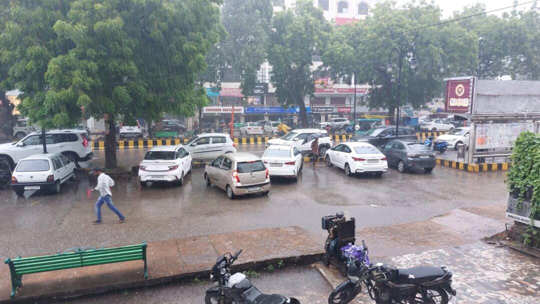 Prayagraj Heavy Rain Some Places Trouble waterlogging at many places Check Weather Update ANN प्रयागराज में हुई तेज बारिश से कहीं राहत तो कहीं आफत, कई जगह हुआ जलभराव