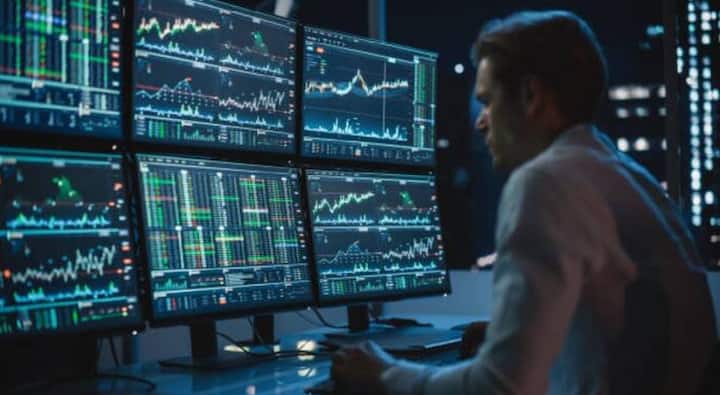 Stock to Buy: गेल्या काही सत्रांपासून शेअर बाजारात तेजी पाहायला मिळत आहे. अशा स्थितीत गुंतवणूकदार चांगला परतावा देणारे स्टॉक्स शोधत आहेत. ब्रोकरेज हाउस शेअरखानने (Sharekhan) शॉर्ट-टर्म गुंतवणुकीच्या उद्देशाने सर्वोत्तम पाच स्टॉक्स सुचवले आहेत. शेअरखानने सूचवलेल्या या स्टॉक्समध्ये आगामी 5 ते 15 दिवसांच्या उद्देशाने गुंतवणूक करता येईल.