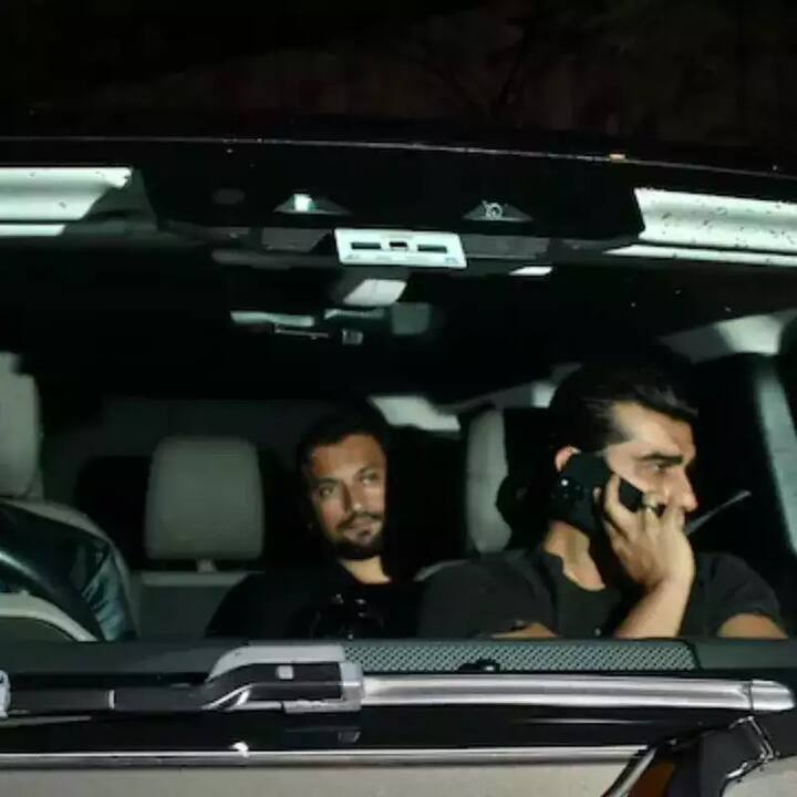 वहीं इस लिस्ट में एक्टर आदित्य रॉय कपूर का भी नाम शामिल है. जो रणबीर के बेहद करीबी दोस्त है.