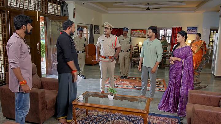 ఇంతలో పోలీసులు రావడంతో..వాడిని పట్టుకున్నారా? ఎక్కడున్నాడని అడిగితే.. వాడు తప్పించుకునే ప్రయత్నంలో యాక్సిడెంట్ లో చనిపోయాడు అని చెబుతారు. సత్య షాక్ అవుతుంది...