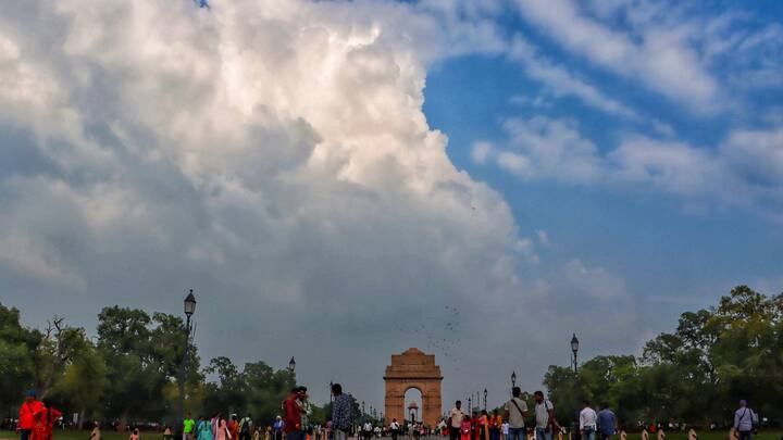 मौसम विभाग ने शनिवार को दिल्ली के आसमान में आंशिक रूप से बादल छाए रहने और हल्की बारिश होने का अनुमान जताया है.