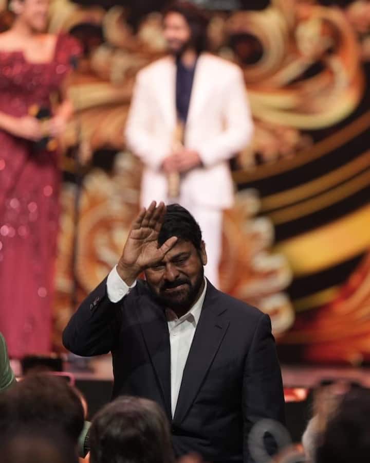 మెగాస్టార్ చిరంజీవిని 'అవుట్ స్టాండింగ్ అఛీవ్‌మెంట్' అవార్డుతో సత్కరించింది ఐఫా ఉత్సవం. దుబాయ్ వేదికగా జరుగుతున్న ఐఫా 2024లో ప్రముఖ హిందీ నటి షబానా అజ్మీ, రచయిత జావేద్ అక్తర్ చేతులు మీదగా ఆయనకు అందజేశారు.