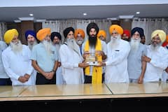 SGPC ਦਾ ਸ਼ਲਾਘਾਯੋਗ ਉਪਰਾਲਾ, ਸਾਬਤ ਸੂਰਤ Olympian ਜਰਮਨਪ੍ਰੀਤ ਸਿੰਘ ਨੂੰ 5 ਲੱਖ ਰੁਪਏ ਨਾਲ ਕੀਤਾ ਸਨਮਾਨਿਤ