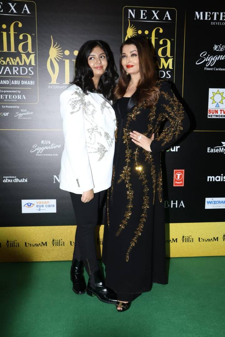 इस दौरान मां-बेटी की ये जोड़ी बेहद ही खूबसूरत और स्टाइलिश लुक में नजर आई. जिनपर फैंस भी खूब प्यार लुटा रहे हैं.