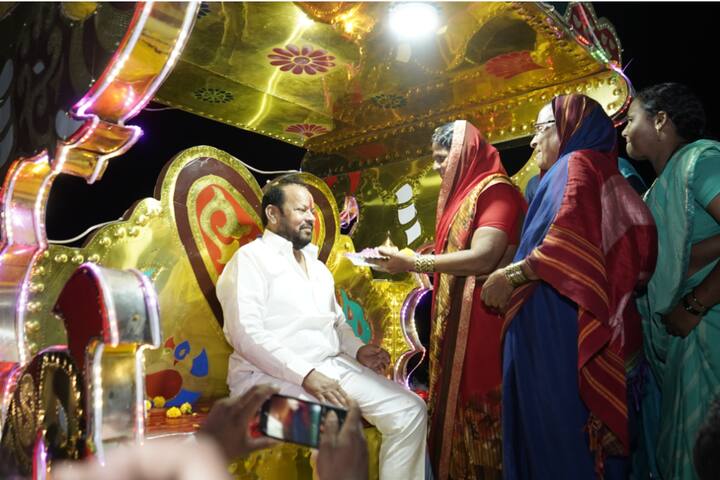 यानंतर यलमार समाजाच्या वतीने सांगोला ते यलमार मंगेवाडी गावापर्यंत शहाजी बापूंची सजवलेल्या बग्गीत बसवून मिरवणूक काढण्यात आली.