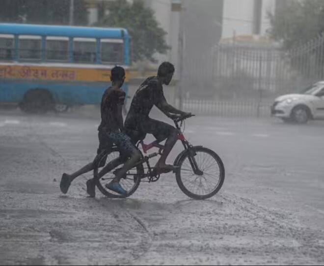 ਆਸਾਮ ਅਤੇ ਮੇਘਾਲਿਆ ਵਿੱਚ 2 ਅਤੇ 3 ਅਕਤੂਬਰ ਨੂੰ ਭਾਰੀ ਬਾਰਿਸ਼ ਹੋਣ ਦੀ ਸੰਭਾਵਨਾ ਹੈ। ਐਤਵਾਰ (29 ਸਤੰਬਰ 2024) ਨੂੰ ਦੱਖਣੀ ਰਾਜਾਂ ਤਾਮਿਲਨਾਡੂ, ਕੇਰਲ, ਦੱਖਣੀ ਅੰਦਰੂਨੀ ਕਰਨਾਟਕ ਅਤੇ ਪੁਡੂਚੇਰੀ ਵਿੱਚ ਭਾਰੀ ਬਾਰਿਸ਼ ਦੇ ਸਬੰਧ ਵਿੱਚ ਆਰੇਂਜ ਅਲਰਟ ਜਾਰੀ ਕੀਤਾ ਗਿਆ ਹੈ।