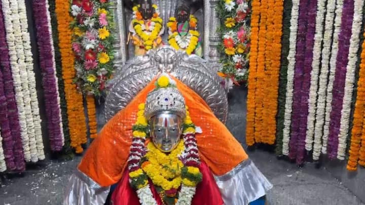 पुण्याच्या आळंदीमध्ये संतश्रेष्ठ ज्ञानेश्वर महाराजांच्या समाधी मंदिरात इंदिरा एकादशी निमित्ताने आकर्षक फुलांची सजावट करण्यात आली असून संपूर्ण मंदिर रंगीबिरंगी फुलांनी सजवलं आहे