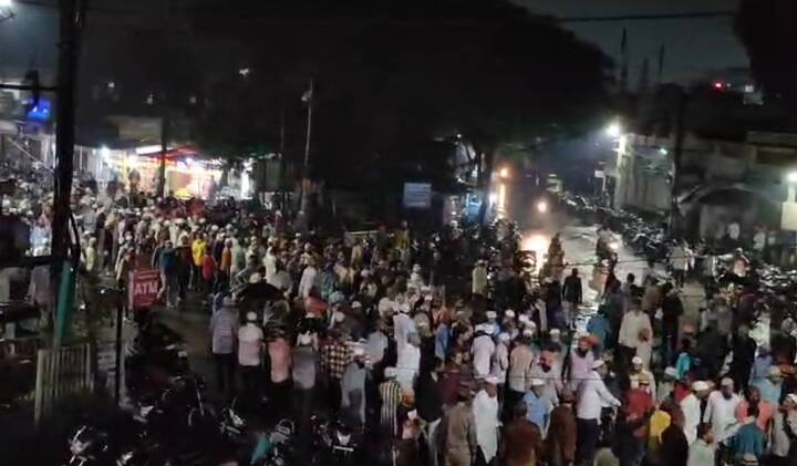 તો બીજી તરફ સોમનાથમાં ગુજરાત સરકારની અત્યાર સુધીની સૌથી મોટી બુલડોઝર કાર્યવાહી સામે લોકો વિરોધ પણ કરી રહ્યા છે. આ પહેલા અહીં મહિનાઓ સુધી સર્વે ચાલતો હતો. સર્વેની કામગીરી પૂર્ણ થયા બાદ સોમનાથ મંદિર પાછળ આવેલી સરકારી જમીન પર અતિક્રમણ ખાલી કરવામાં આવી રહ્યું છે. છેલ્લા બે વર્ષમાં અહીં ઘણા નવા કામો કરવામાં આવ્યા છે અને આ કાર્યવાહી બાદ સોમનાથ મંદિર કોરિડોરના નિર્માણ કાર્યને વધુ વેગ મળવાની ધારણા છે.