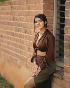 Ashu Reddy : కాఫీ కలర్ డ్రెస్​లో కలర్​ఫుల్​గా ముస్తాబైన అషూ రెడ్డి.. Just You and I అంటోన్న హాట్ బ్యూటీ