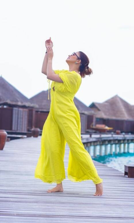 બીચ પર ટીના દત્તાનો યલો લૂક અંદાજ વાયરલ