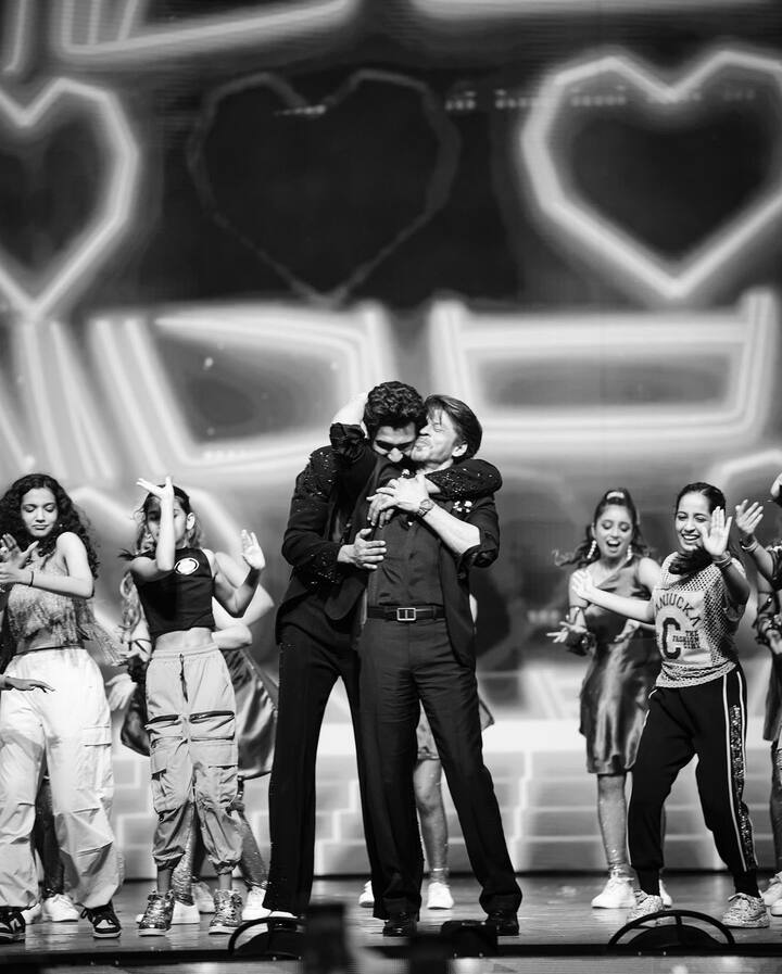 आईफा 2024 से इन अनदेखी तस्वीरों को शेयर करते हुए विक्की काफी इमोशनल दिखे. उन्होंने कैप्शन में शाहरुख के लिए खास नोट लिखा. विक्की ने लिखा कि, ‘कल रात उनके साथ स्टेज शेयर करने और उसी जादू का हिस्सा बनने तक... मैंने कई सपने देखे! धन्यवाद शाहरुख सर. आपके जैसा कोई नहीं है, कभी नहीं होगा’