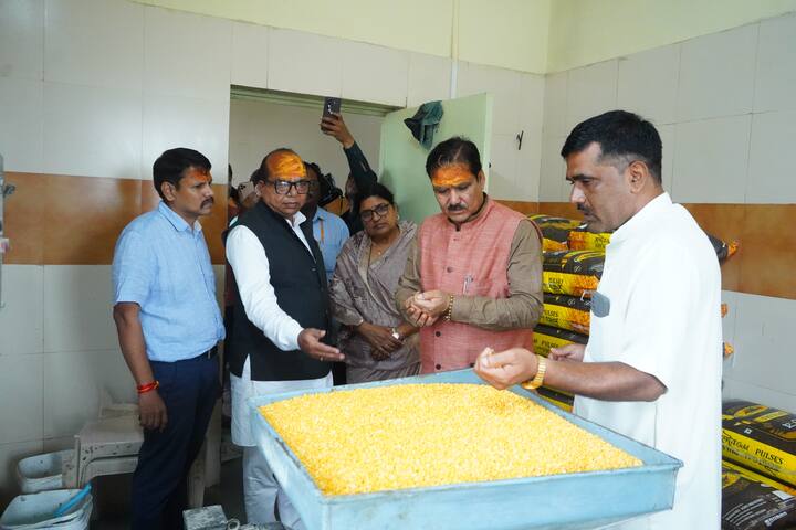 तिरुपति मंदिर में प्रसाद विवाद के बाद अब देश भर के उन मंदिरों पर श्रद्धालु शक की निगाह से देख रहे हैं, जहां पर बड़े पैमाने पर मंदिर समिति और ट्रस्ट के जरिये प्रसाद का निर्माण कराया जाता है.