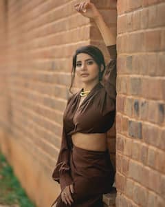 Ashu Reddy : కాఫీ కలర్ డ్రెస్​లో కలర్​ఫుల్​గా ముస్తాబైన అషూ రెడ్డి.. Just You and I అంటోన్న హాట్ బ్యూటీ