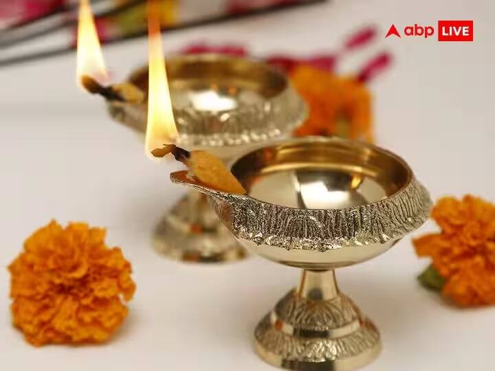 રવિવારે ઘરના મુખ્ય દ્વાર પાસે દરવાજાની બંને બાજુએ બે દેશી ઘીનો દીવો પ્રગટાવવો શુભ છે. એવું માનવામાં આવે છે કે, સૂર્ય ભગવાનની કૃપા પ્રાપ્ત થાય છે અને ધનની દેવી લક્ષ્મી પણ પ્રસન્ન થાય છે અને ધન-ધાન્યના આશીર્વાદ આપે છે.