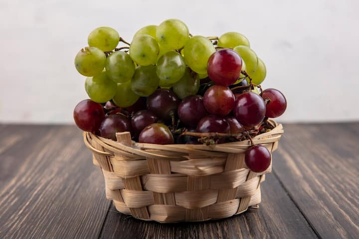 Red grapes are very beneficial for health because they are rich in antioxidants known to be beneficial for health. These antioxidants fight free radicals in the body, reducing the risk of many diseases. Along with this, red grapes are also a treasure trove of vitamins, vitamins A and C are present in abundance. When it comes to nutrients, red grapes also contain plenty of iron and calcium.