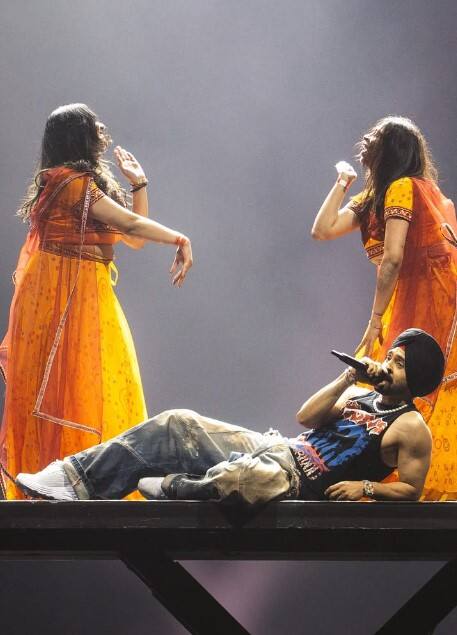 ਦਿਲਜੀਤ ਦੀ ਮਾਂ ਅਤੇ ਭੈਣ ਨੂੰ ਮਿਲ ਕੇ ਪ੍ਰਸ਼ੰਸਕ ਖੁਸ਼    ਦਿਲਜੀਤ ਆਪਣੀ ਮਾਂ ਤੋਂ ਬਾਅਦ ਕਿਸੇ ਹੋਰ ਔਰਤ ਅੱਗੇ ਝੁਕਦੇ ਹਨ। ਉਹ ਉਸ ਨਾਲ ਹੱਥ ਮਿਲਾ ਕੇ ਕਹਿੰਦੇ ਹਨ- 'ਇਹ ਮੇਰੀ ਭੈਣ ਹੈ।' ਅੱਜ ਮੇਰਾ ਪਰਿਵਾਰ ਵੀ ਆਇਆ ਹੈ। ਕੰਸਰਟ 'ਚ ਮੌਜੂਦ ਪ੍ਰਸ਼ੰਸਕ ਦਿਲਜੀਤ ਦੀ ਮਾਂ ਅਤੇ ਭੈਣ ਨੂੰ ਮਿਲੇ ਅਤੇ ਉਨ੍ਹਾਂ ਲਈ ਚੀਅਰ ਕਰਨ ਲੱਗੇ।