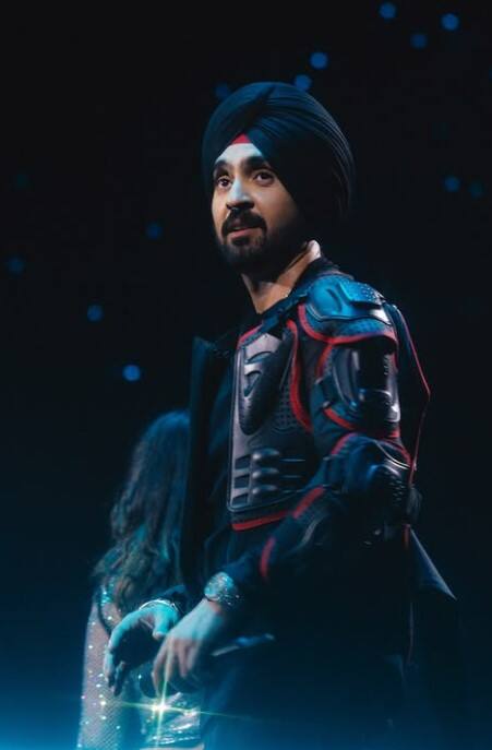 ਵਾਇਰਲ ਵੀਡੀਓ 'ਚ ਦੇਖਿਆ ਜਾ ਸਕਦਾ ਹੈ ਕਿ ਆਪਣੇ ਕੰਸਰਟ ਦੌਰਾਨ ਦਿਲਜੀਤ ਦੋਸਾਂਝ ਇਕ ਔਰਤ ਦੇ ਅੱਗੇ ਝੁਕਦੇ ਹਨ ਅਤੇ ਫਿਰ ਉਸ ਨੂੰ ਜੱਫੀ ਪਾਉਂਦੇ ਹਨ।