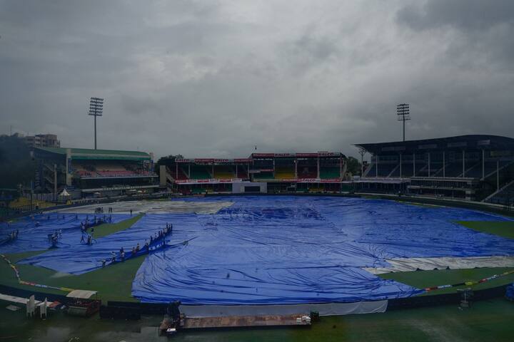 दक्षिण अफ्रीका के खिलाफ बेंगलुरु में खेले गए सीरीज के दूसरे मुकाबले में टीम इंडिया ने टॉस जीतकर बॉलिंग करने का फैसला किया था. पहली पारी में अफ्रीका 214 रनों पर ऑलआउट हो गई थी.