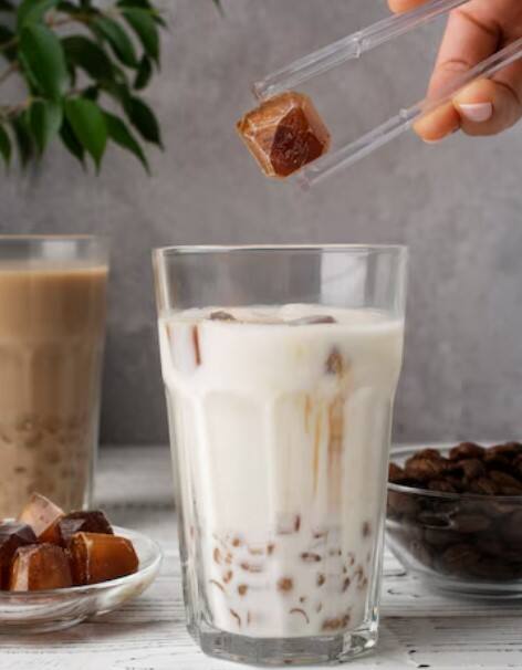 ਜੇ ਤੁਸੀਂ ਕਮਜ਼ੋਰ ਹੱਡੀਆਂ 'ਚ ਜਾਨ ਪਾਉਣਾ ਚਾਹੁੰਦੇ ਹੋ ਤਾਂ ਦੁੱਧ ਤੇ ਗੁੜ ਦਾ ਮਿਸ਼ਰਣ ਤੁਹਾਡੇ ਲਈ ਬਹੁਤ ਲਾਭਕਾਰੀ ਸਾਬਿਤ ਹੋ ਸਕਦਾ ਹੈ। ਦੁੱਧ 'ਚ ਕੈਲਸ਼ੀਅਮ ਹੁੰਦਾ ਹੈ ਜੋ ਹੱਡੀਆਂ ਦੀ ਘਣਤਾ ਨੂੰ ਵਧਾਉਂਦਾ ਹੈ, ਜਦਕਿ ਗੁੜ 'ਚ ਪਾਏ ਜਾਣ ਵਾਲੇ ਪੋਸ਼ਕ ਤੱਤ ਹੱਡੀਆਂ ਨੂੰ ਮਜ਼ਬੂਤ ​​ਬਣਾਉਣ 'ਚ ਮਦਦ ਕਰਦੇ ਹਨ।