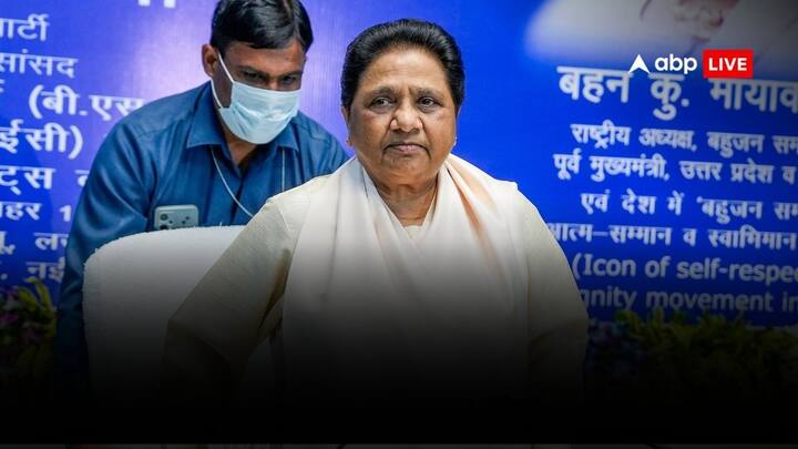 उत्तर प्रदेश में बसपा पर बीजेपी की भी टीम होने का टैग लगा हुआ है. लोकसभा चुनाव में बसपा शून्य पर सिमट गई थी और वोट शेयर भी सिंगल डिजिट में आ गया था. इसलिए पार्टी ने चुनाव की तारीखों के ऐलान से पहले ही अपने उम्मीदवार मैदान में उतारने का ऐलान कर दिया है और उसकी कोशिश यह भी है कि पार्टी के पीछे से बीजेपी की बी टीम का टैग हटे.