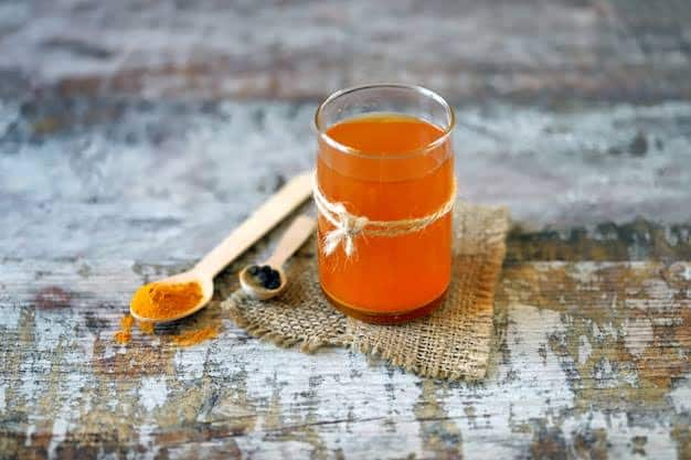 Drinking turmeric mixed with warm water in the morning can cure many chronic health problems. Health improves a lot with this habit. It can also save you from many problems, which is why health experts recommend drinking this water.