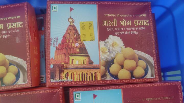 एबीपी न्यूज की टीम ने लड्डू की पड़ताल के लिए सरकारी और निजी लैब को चुना. दोनों ही लैब में प्रसाद को परीक्षण के लिए भेजने से पहले उसे मंदिर समिति के काउंटर से खरीदा गया.  महाकालेश्वर मंदिर में आने वाले श्रद्धालु बड़ी संख्या में प्रसाद खरीदते हैं.