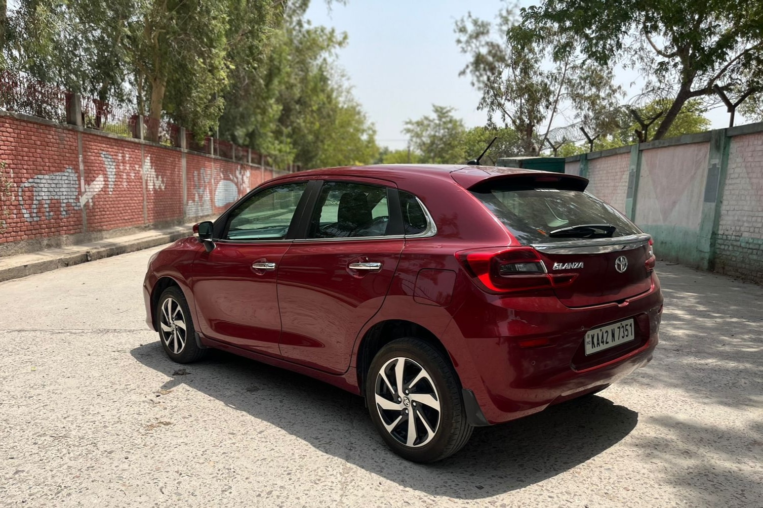 Toyota Glanza AMT: छोटी कार और माइलेज दमदार, नोएडा से दिल्ली जाने वालों के लिए बेहतर ऑप्शन