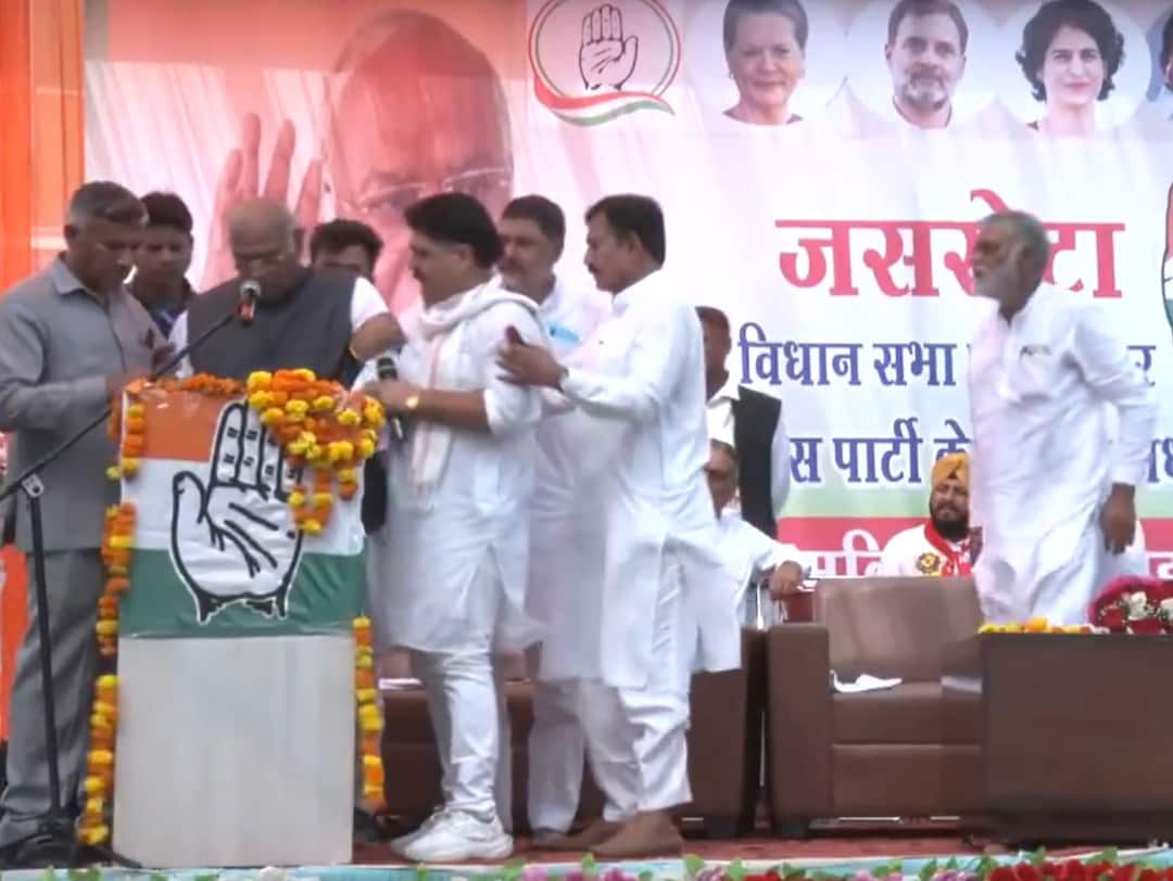 Congress President Mallikarjun Kharge became unwell while addressing a public gathering in Kathua Mallikarjun Kharge: ਚੋਣ ਰੈਲੀ ਨੂੰ ਸੰਬੋਧਨ ਕਰਦੇ ਹੋਏ ਵਿਗੜੀ ਮਲਿਕਾਰਜੁਨ ਖੜਗੇ ਦੀ ਸਿਹਤ, ਕਿਹਾ-ਮੋਦੀ ਨੂੰ ਸੱਤਾ ਤੋਂ ਹਟਾਉਣ ਤੱਕ ਮੈਂ ਨਹੀਂ ਮਰਾਂਗਾ