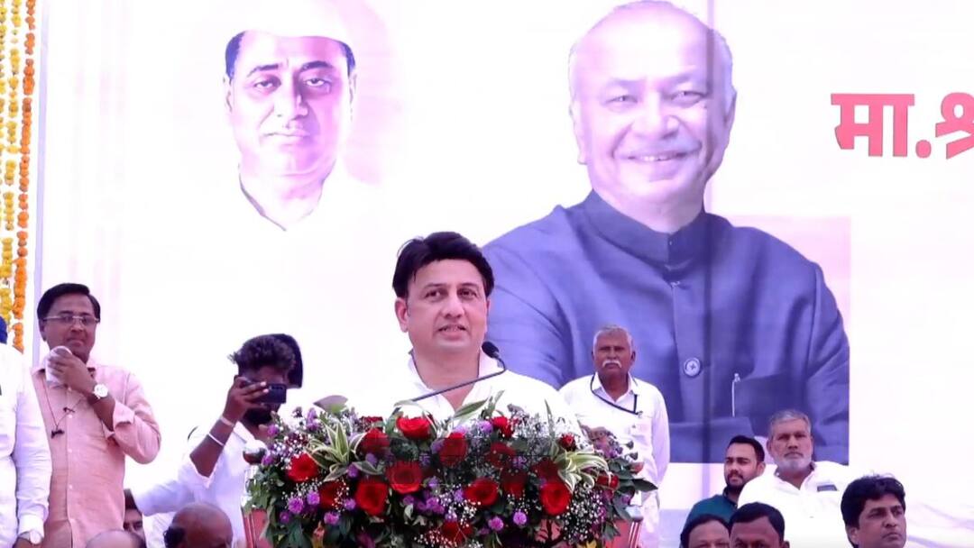 Ranjitsinh Mohite Patil I am ready to make any compromise for Solapur district, big signal from Ranjitsinh Mohite Patil in Solapur Maharashtra Politics Marathi News Ranjitsinh Mohite Patil : सोलापूर जिल्ह्यासाठी कोणतीही तडजोड करायची माझी तयारी, रणजिसिंह मोहिते पाटलांकडून मोठे संकेत