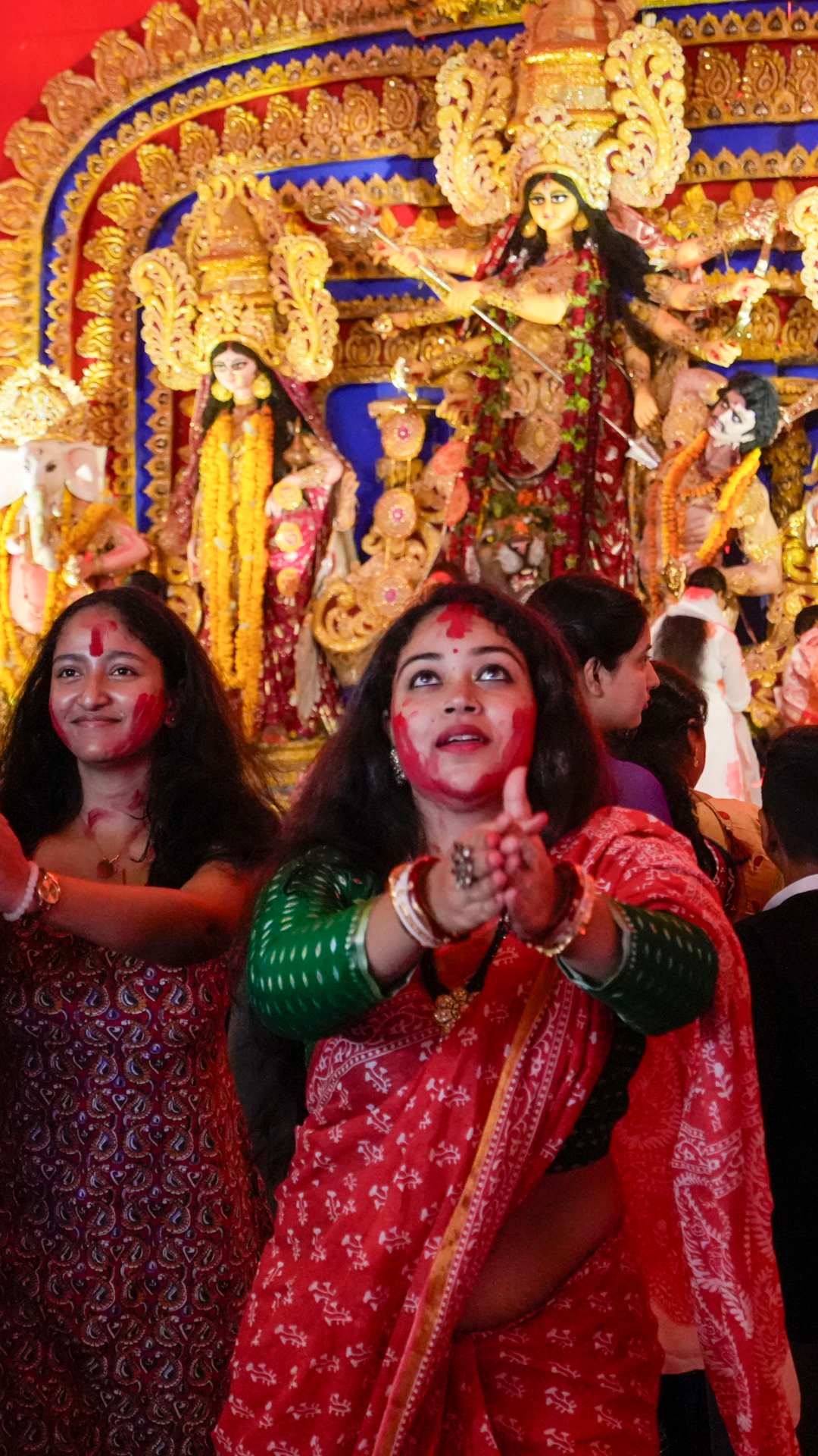 वैष्णो देवी के लिए हेलीकॉप्टर बुक करने के लिए आप आधिकारिक वेबसाइट [maavaishnodevi.org](https://www.maavaishnodevi.org) पर जाएं