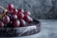 Red Grapes: लाल अंगूर में छिपा है सेहत का खज़ाना, जान लेंगे फायदे तो आज से ही शुरू कर देंगे इसे खाना