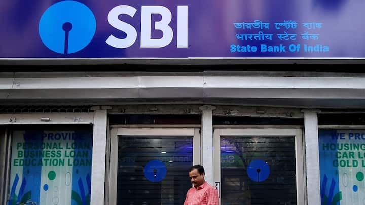 State Bank of India: Talking about big banks, SBI is giving interest between 3.50 to 7.00 percent on its FDs ranging from 7 days to 10 years. 7.10 percent interest is being given on the 400-day special FD Amrit Kalash scheme, while 7.25 percent interest is being given on the 444-day Amrit Vrishti scheme. There is up to 0.50 percent more interest for senior citizens.