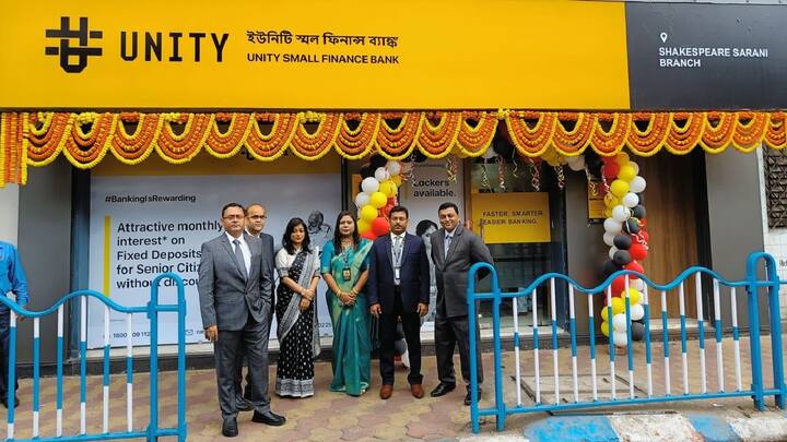 यूनिटी स्मॉल फाइनेंस बैंक (Unity Small Finance Bank): यह बैंक 7 दिन से 10 साल तक के फिक्स्ड डिपॉजिट पर 4.50 से 9 फीसदी के बीच इंटरेस्ट दे रहा है. 1001 दिन के फिक्स्ड डिपॉजिट पर 9 फीसदी जबकि 501 दिन तथा 701 दिन की FD पर 8.75 फीसदी का ब्याज मिल रहा है. सीनियर सिटीजन को इसके ऊपर 0.50 फीसदी तक का ज्यादा ब्याज ऑफर किया जा रहा है.