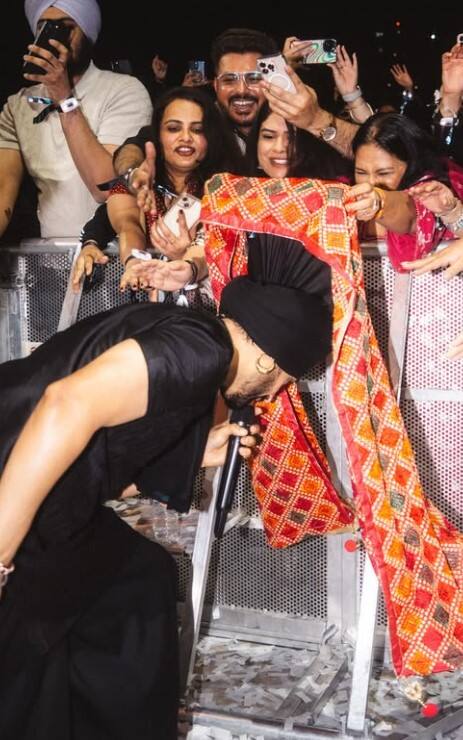 ਇਸ ਤੋਂ ਬਾਅਦ ਉਹ ਆਪਣਾ ਹੱਥ ਚੁੱਕਦੇ ਹਨ ਅਤੇ ਕਹਿੰਦੇ ਹਨ- 'ਵੈਸੇ, ਇਹ ਮੇਰੀ ਮਾਂ ਹੈ।' ਇਸ ਤੋਂ ਬਾਅਦ ਦਿਲਜੀਤ ਆਪਣੀ ਮਾਂ ਨੂੰ ਫਿਰ ਗਲੇ ਲਗਾਉਂਦੇ ਹਨ ਅਤੇ ਉਨ੍ਹਾਂ ਦਾ ਮੱਥਾ ਚੁੰਮਦੇ ਹਨ। ਅਜਿਹੇ 'ਚ ਮਾਂ ਦੀਆਂ ਅੱਖਾਂ 'ਚ ਹੰਝੂ ਆ ਜਾਂਦੇ ਹਨ।