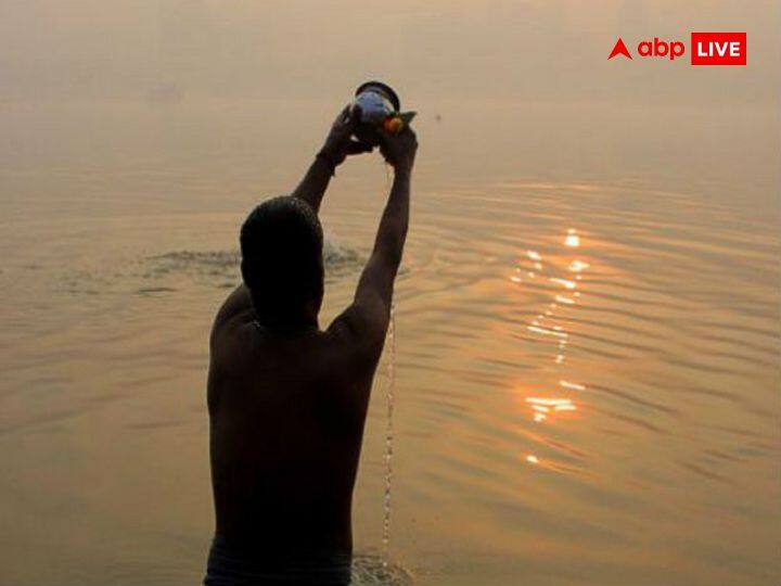 रविवार के दिन सूर्य देव को अर्घ्य जरूर देना चाहिए. इस दिन सुबह जल्दी उठकर स्नान के बाद उगते सूर्य को जल में फूल, रोली, अक्षत, गुड़ आदि मिलाकर अर्घ्य दें. इस बात का ध्यान रखें अर्घ्य तांबे के कलश से ही दें. इससे सौभाग्य में वृद्धि होती है.