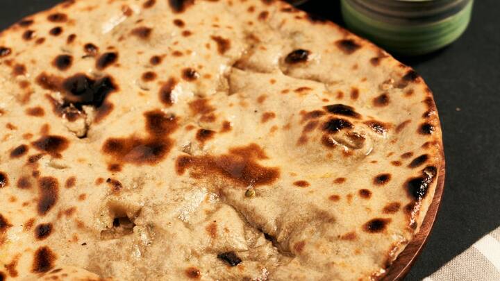 ஸ்டஃப்புங்கிற்கு கேரட்டை தோல் சீவி நன்றாக துருவி வைக்கவும். அதோடு, பொடியாக நறுக்கிய பச்சை மிளகாய், வெங்காயம் அதோடு மிளகாய் தூள், உப்பு சேர்த்து நன்றாக கலக்கி வைக்கவும்.