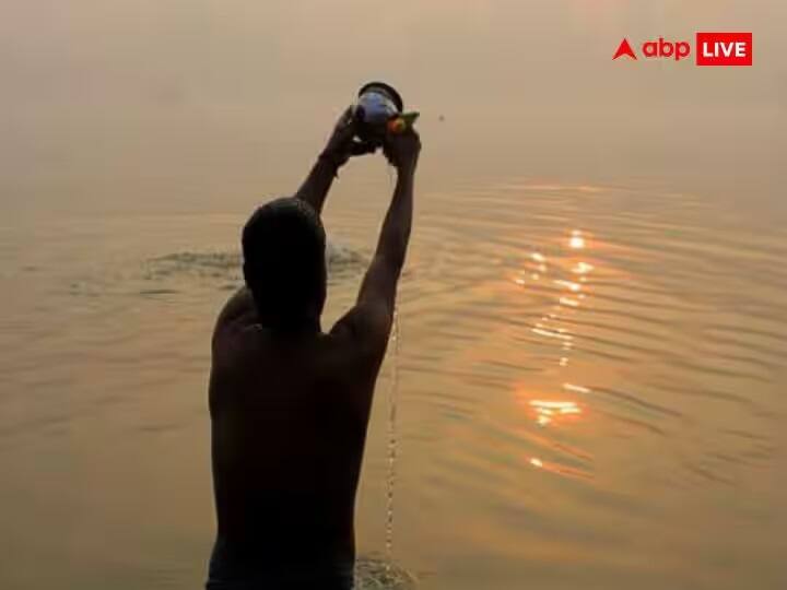 રવિવારે સૂર્ય ભગવાનને અર્ઘ્ય ચઢાવવું જોઈએ. આ દિવસે સવારે વહેલા ઊઠીને સ્નાન કરીને ઊગતા સૂર્યને ફૂલ, કુમ કુમ , અક્ષત, સાકર મિકસ કરીને પાણીનું અર્ઘ્ય આપો. આ વાતનું ધ્યાન રાખો કે તાંબાના વાસણમાંથી જ અર્ઘ્ય ચઢાવવું જોઈએ. તેનાથી સૌભાગ્ય વધે છે.