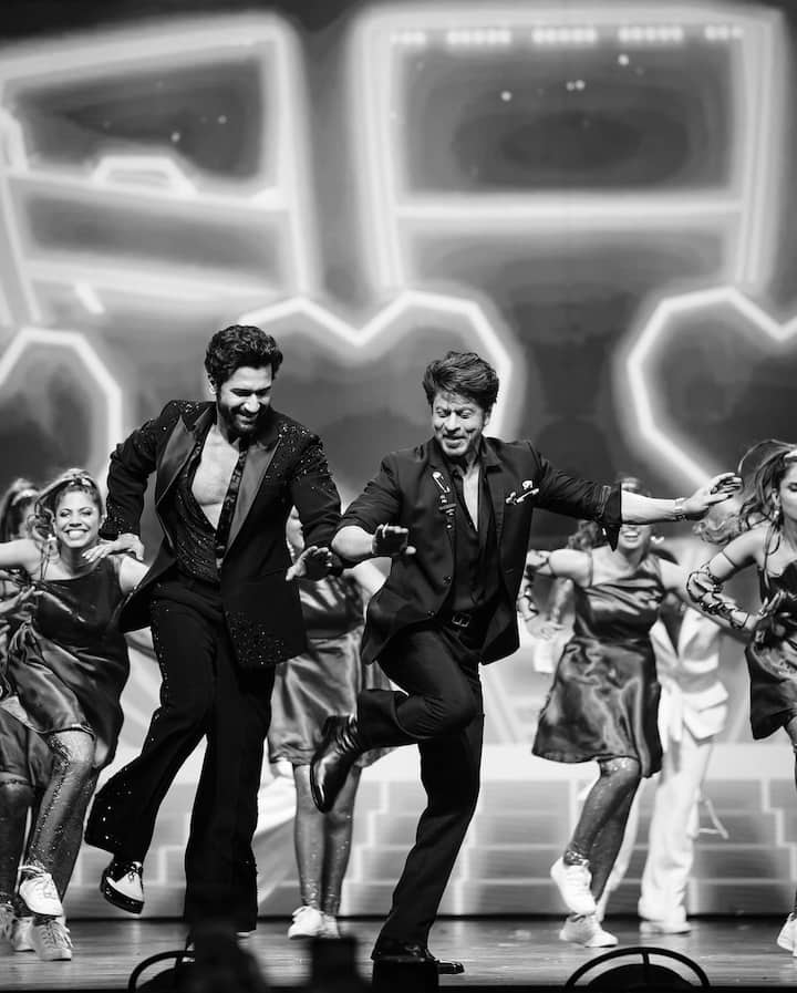 इन तस्वीरों में से पहली में विक्की कौशल और शाहरुख खान एक-दूसरे का हाथ थामे हुए नजर आ रहे हैं. वहीं दूसरी में दोनों एकसाथ डांस कर रहे हैं और तीसरी फोटो में विक्की अपने फेवरेट एक्टर और को होस्ट शाहरुख खान को गले लगाए हुए हैं.